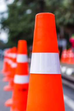 Açık havada turuncu trafik konileri, dikkat, dikkat