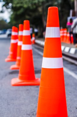 Açık havada turuncu trafik konileri, dikkat, dikkat