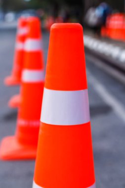 Açık havada turuncu trafik konileri, dikkat, dikkat