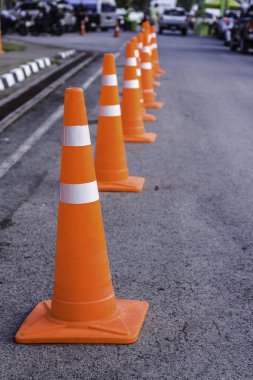 Açık havada turuncu trafik konileri, dikkat, dikkat