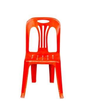 Beyaz zemin üzerinde bir kırmızı plastik sandalye.