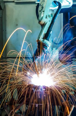 Kaynak robotları hareket bir araba fabrikasında 