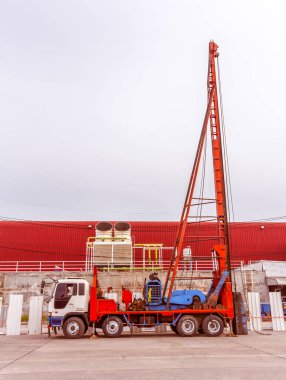 İnşaat deliğine beton kazık.. 