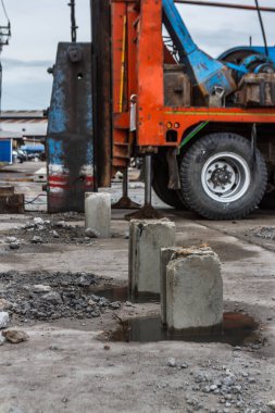 İnşaat deliğine beton kazık.. 