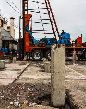 Yığın sürücüsünün çalıştığı inşaat alanı.