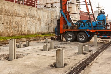 Yığın sürücüsünün çalıştığı inşaat alanı