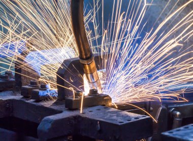 Otomobil parçaları fabrikasındaki robot kaynaklarının hareketi..  