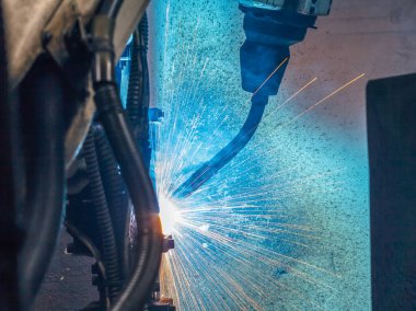 Otomobil parçaları fabrikasındaki robot kaynaklarının hareketi..  