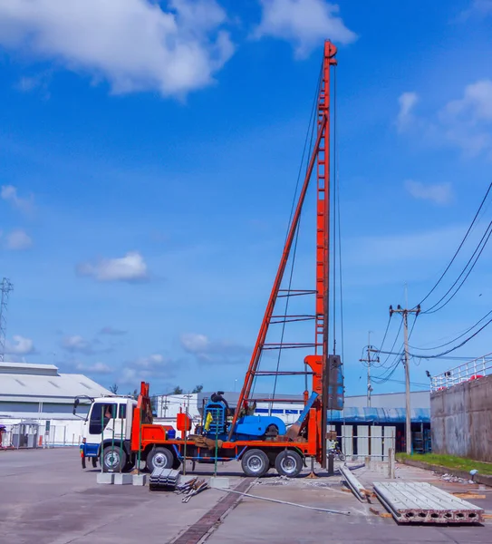 Baustelle mit Rammbock und Himmel. — Stockfoto