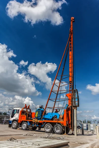 Construction site with pile-driver working and sky. — Stock Photo, Image