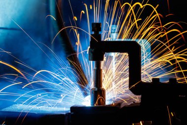 Kaynak robot kolu metali eritiyor