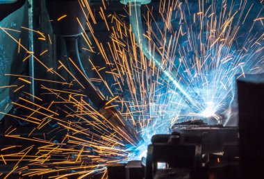 Bir araba fabrikasında kaynak robotu hareketi, Siyah ve Beyaz