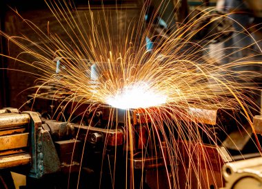 Kaynak robotları endüstriyel fabrika.