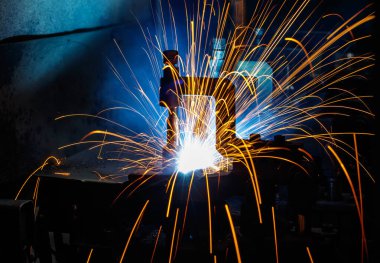 Kaynak robotları endüstriyel fabrika.