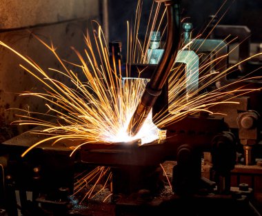 Kaynak robotları hareket bir araba fabrikasında