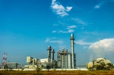 Güzel yaz sırasında enerji santrali.