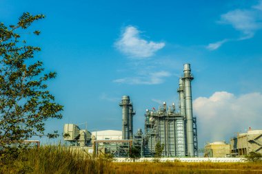 Güzel yaz sırasında enerji santrali.