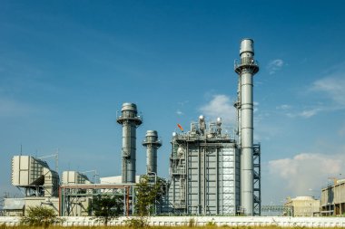 Güzel yaz sırasında enerji santrali.