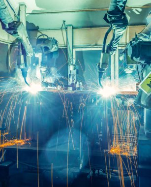 Otomobil faktöründe kaynak yapan robotlar