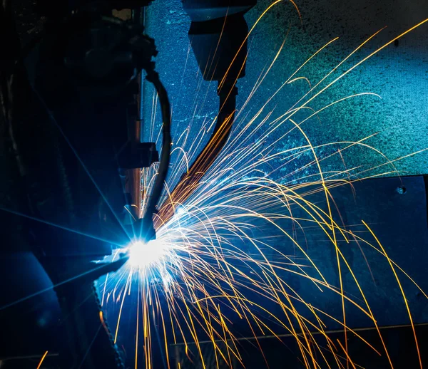 Movimiento de robots de soldadura en una fábrica de automóviles — Foto de Stock