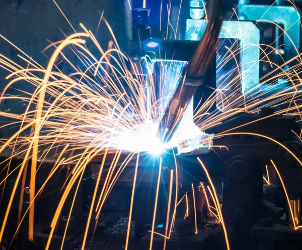 Robots de soldadura en fábrica industrial . — Foto de Stock