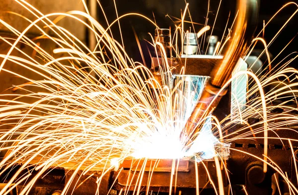 Movimiento de robots de soldadura en una fábrica de automóviles — Foto de Stock