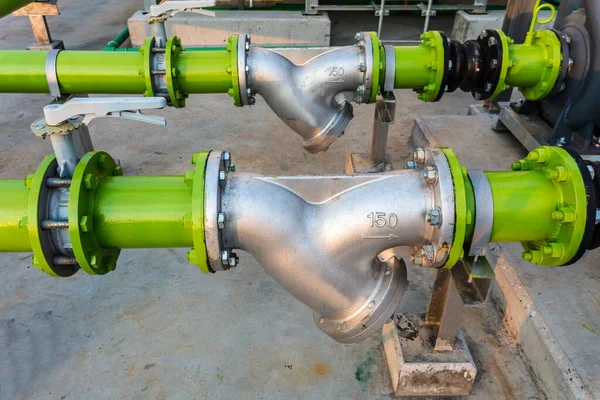 З'єднання трубного клапана з водою в промисловості — стокове фото