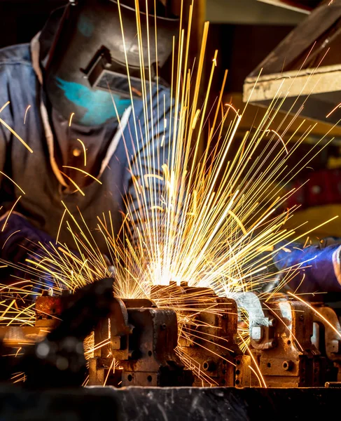 Trabajador con máscara protectora de soldadura meta —  Fotos de Stock