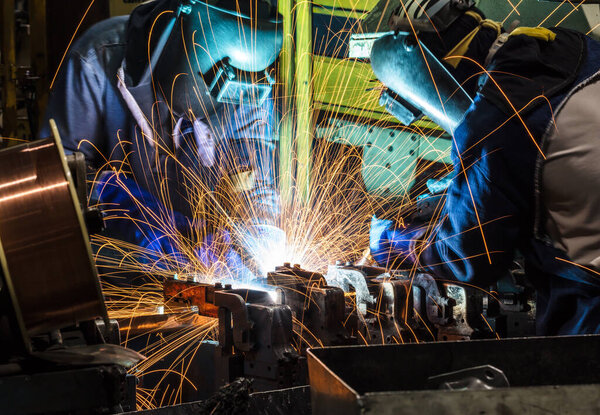 Рабочий с защитной маской сварки мета
