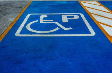 Engelli rozeti için tekerlekli sandalye park yeri.
