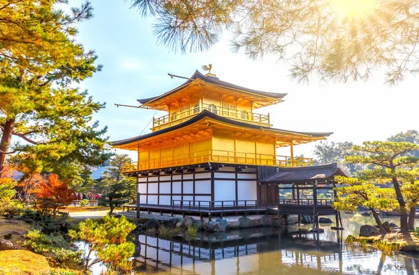 Templo de Kinkakuji belo outono em Kyoto, Japão . — Fotografia de Stock