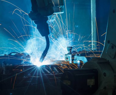 Kaynak robotları hareket bir araba fabrikasında