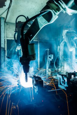 Robotlar araba faktöründe kaynak yapıyor