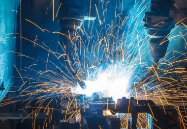 Otomobil faktöründe kaynak yapan robotlar