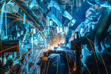 Otomobil faktöründe kaynak yapan robotlar