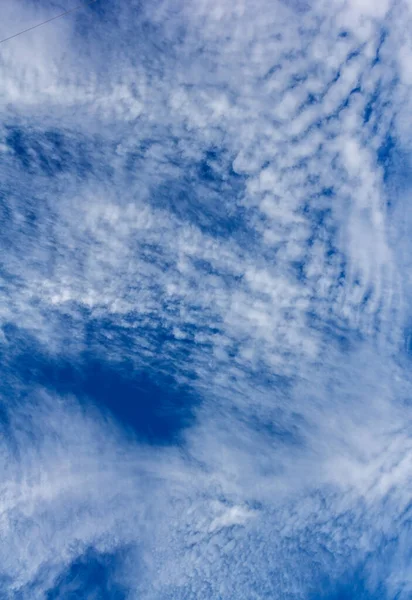 아름다운 하얀 구름 이 바람 과 함께 움직이고 있어요 — 스톡 사진