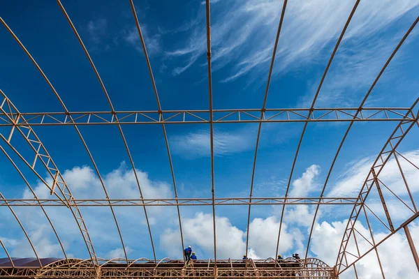 Details des Stahldachstuhls mit blauem Himmel und Wolken — Stockfoto