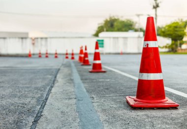 Beyaz arkaplanda turuncu trafik konisi