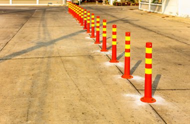Beyaz arkaplanda turuncu trafik konisi