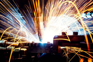 Kaynak robotları hareket bir araba fabrikasında