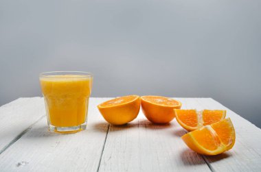 Bir bardak portakal suyu beyaz bir tablo. Turuncu. Tatlı ve taze içki kavramı. Suyu. 