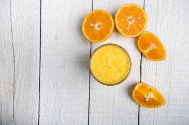 Bir bardak portakal suyu beyaz bir tablo. Turuncu. Tatlı ve taze içki kavramı. Suyu. 