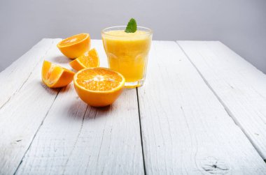 Bir bardak portakal suyu beyaz bir tablo. Turuncu. Tatlı ve taze içki kavramı. Suyu. 