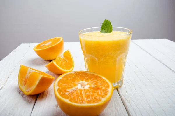 Склянка Апельсинового Соку Білому Столі Помаранчевий Концепція Солодкого Свіжого Напою — стокове фото
