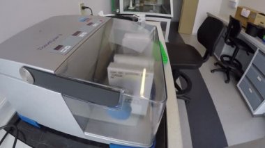 Doku lyser Ii makine, bilim ekipmanları, biyoteknoloji, moleküler biyoloji işletim laboratuvar teknisyeni