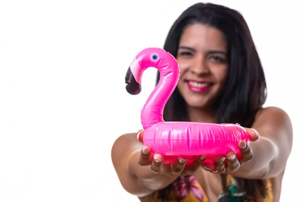 Mosolygó Sötét Hajú Egy Kis Játékszer Felfújható Rózsaszín Flamingó Gazdaság — Stock Fotó