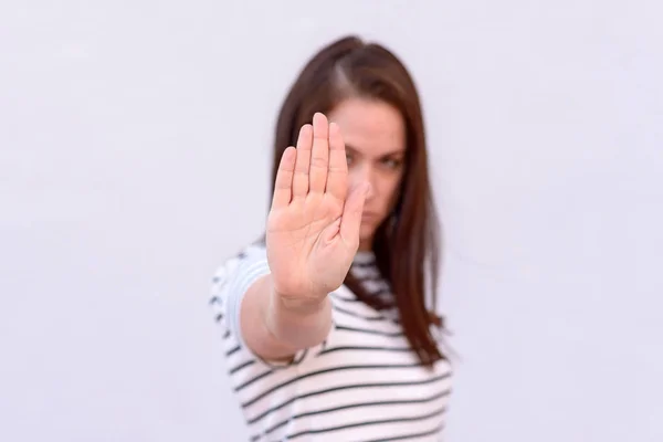 Junge Brünette Frau Zeigt Hand Stop Geste Vor Neutralem Hintergrund — Stockfoto