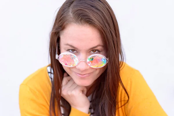 Lächelnde Frau Mit Sonnenbrille — Stockfoto