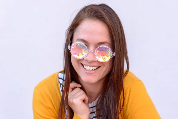 Fröhliche Junge Brünette Frau Mit Sonnenbrille Die Die Kamera Blickt — Stockfoto