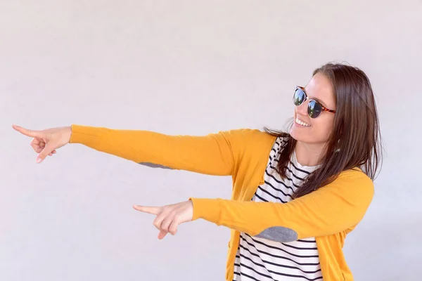 Glimlachend Brunette Woman Wijzend Naar Kant Van Beide Handen Haar — Stockfoto